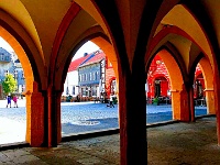 Es zeigt einen Blick vom alten Rathaus auf den Marktplatz mit Marktbrunnen der Kaiserstadt im Sonnenglanz